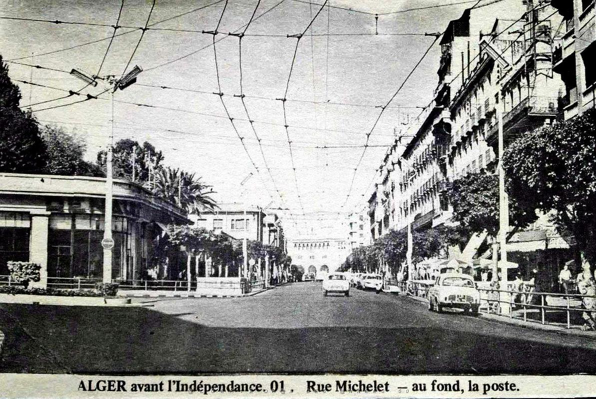 Alger - Rue Michelet - Au fond la Poste.jpg